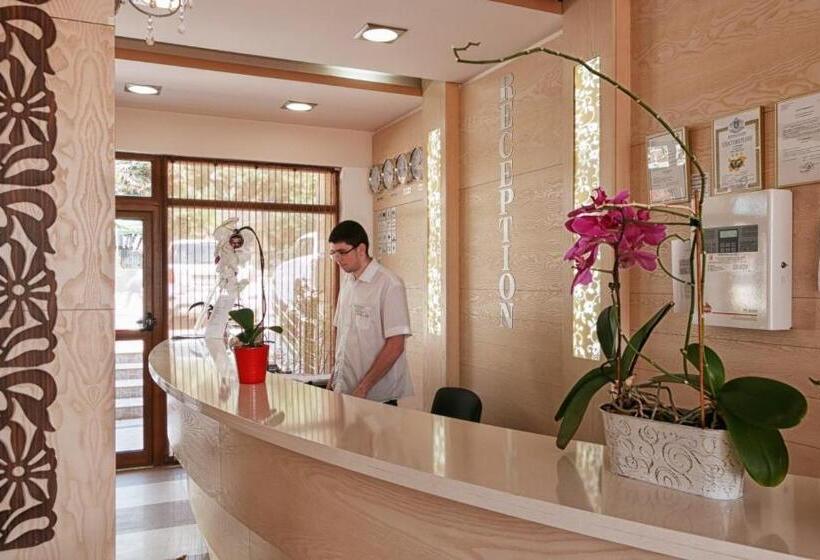 ホテル александра