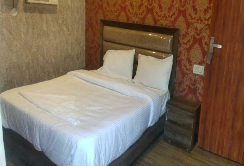 فندق Oyo 85940 Aartic