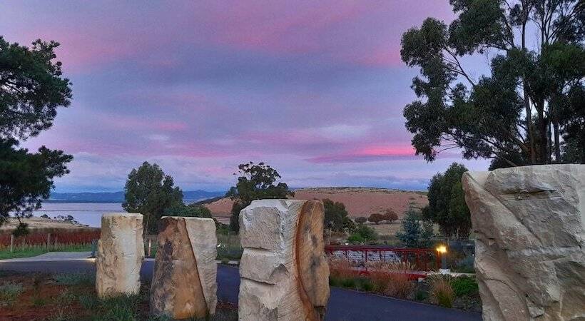 בית מלון כפרי Iron Creek Bay Estate