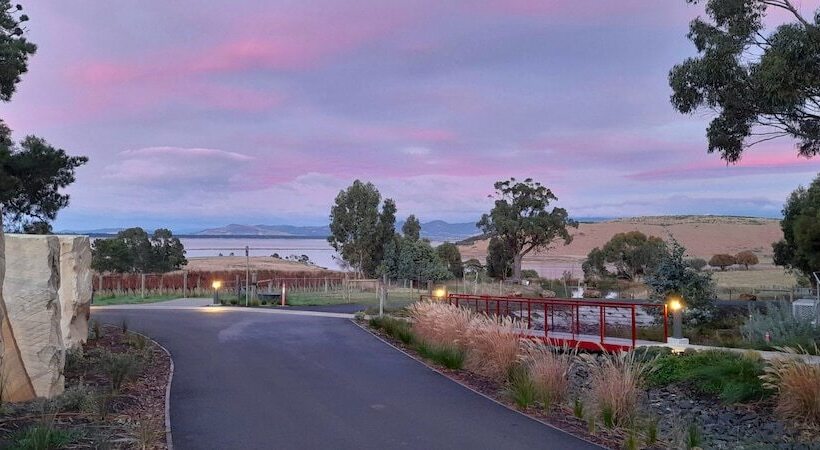 בית מלון כפרי Iron Creek Bay Estate