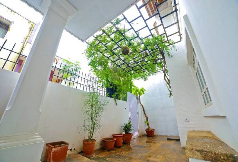 هتل Sai White Villa