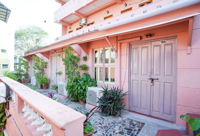 בית מלון כפרי The French Villa