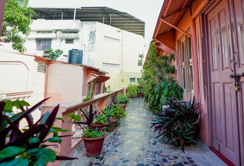 בית מלון כפרי The French Villa