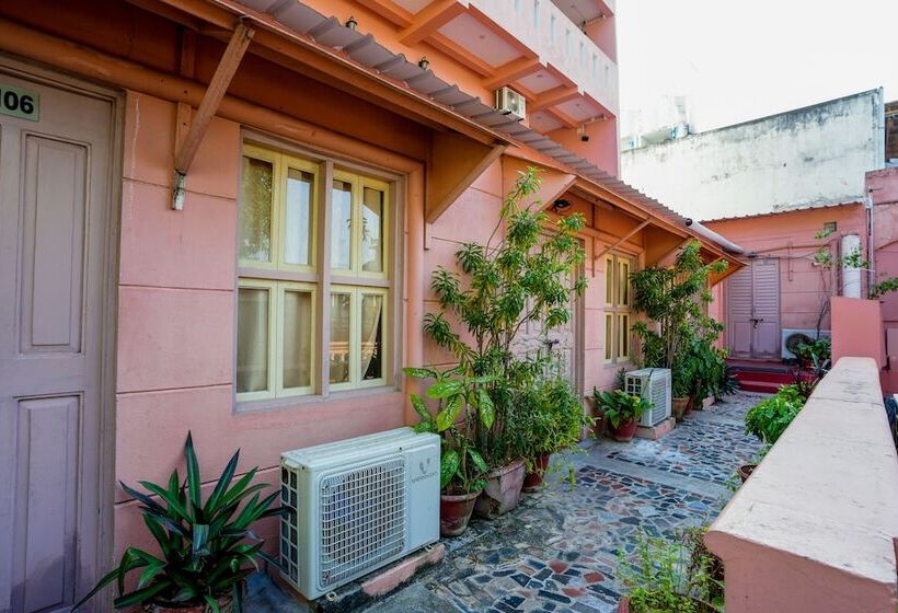 בית מלון כפרי The French Villa