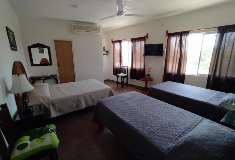 پانسیون Hostal Cristo Rey