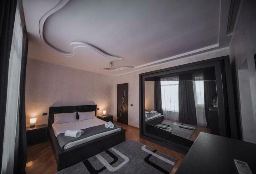 پانسیون Makos Guest House