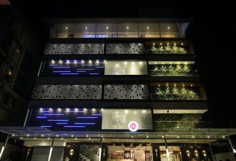 ホテル Rs Exclusive Stay & Fine Dine   Near To Akola Junction