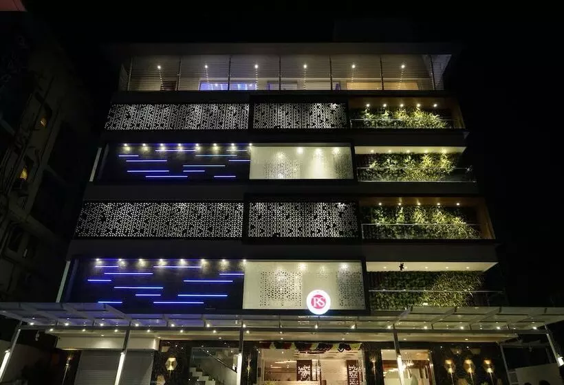 ホテル Rs Exclusive Stay & Fine Dine   Near To Akola Junction