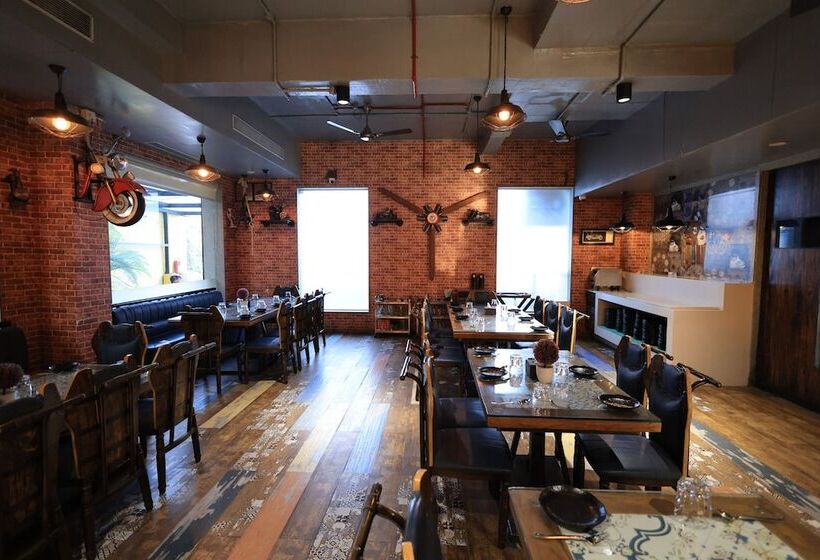 ホテル Rs Exclusive Stay & Fine Dine   Near To Akola Junction