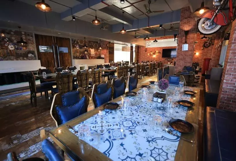 ホテル Rs Exclusive Stay & Fine Dine   Near To Akola Junction