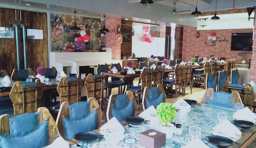 ホテル Rs Exclusive Stay & Fine Dine   Near To Akola Junction