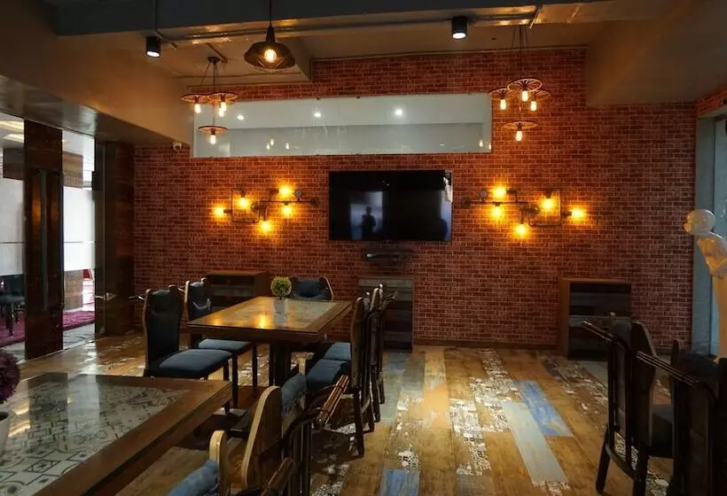 ホテル Rs Exclusive Stay & Fine Dine   Near To Akola Junction