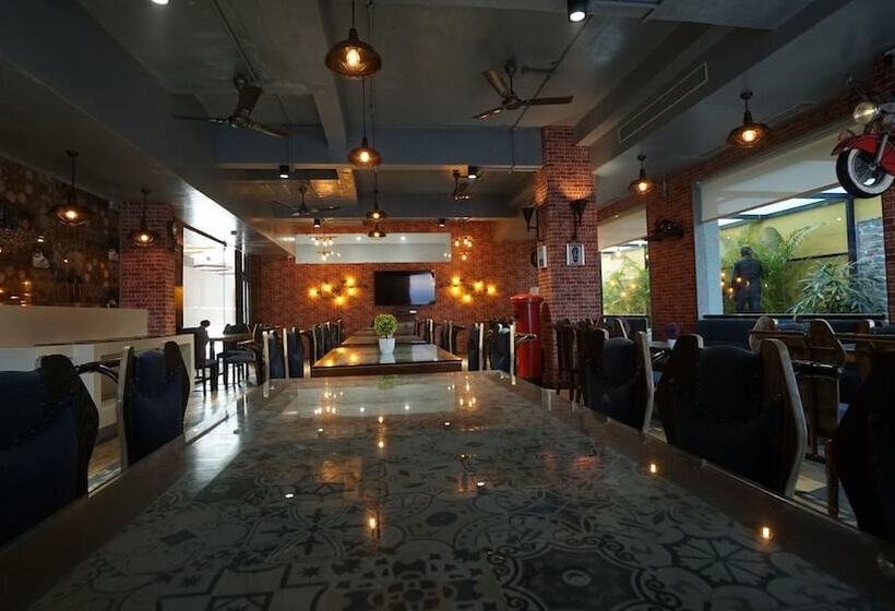 Отель Rs Exclusive Stay & Fine Dine   Near To Akola Junction