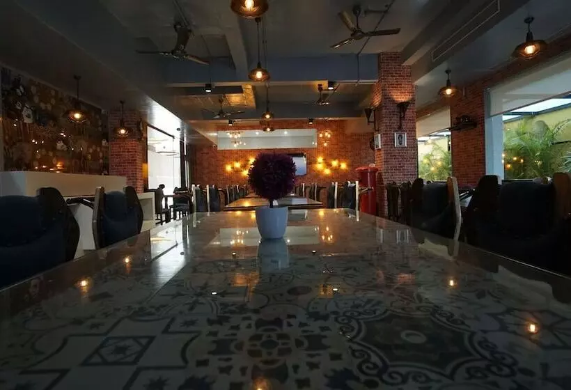 ホテル Rs Exclusive Stay & Fine Dine   Near To Akola Junction