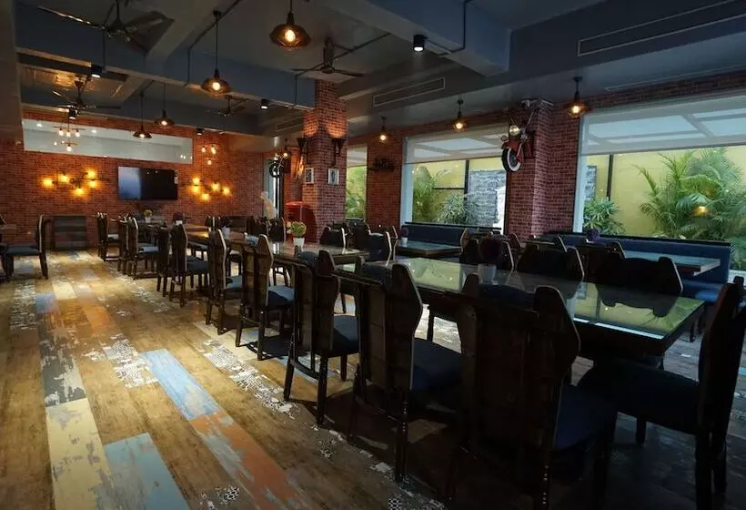 ホテル Rs Exclusive Stay & Fine Dine   Near To Akola Junction