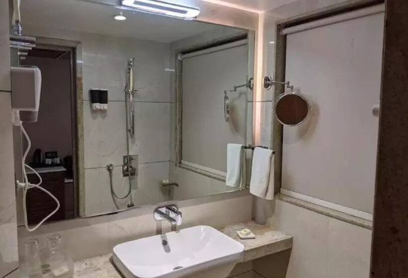 ホテル Rs Exclusive Stay & Fine Dine   Near To Akola Junction