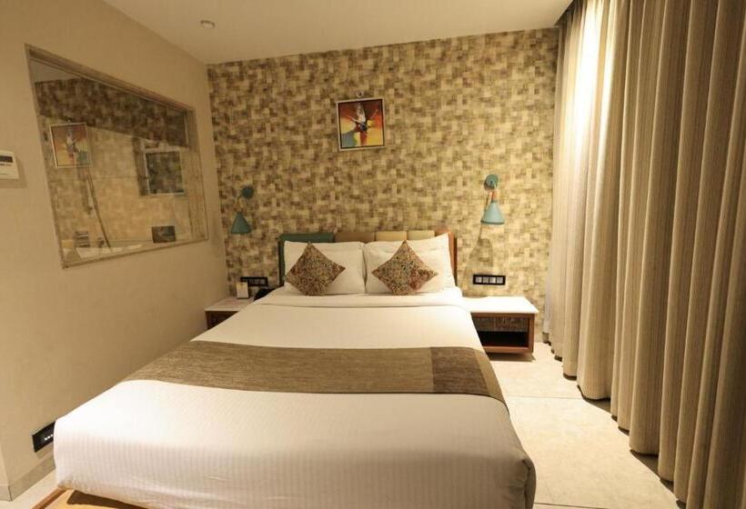 ホテル Rs Exclusive Stay & Fine Dine   Near To Akola Junction