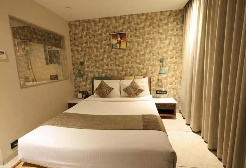 ホテル Rs Exclusive Stay & Fine Dine   Near To Akola Junction