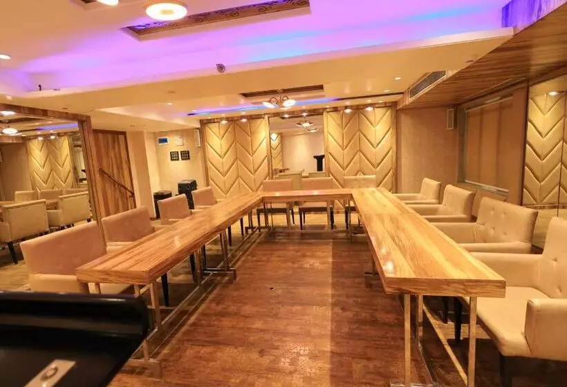 ホテル Rs Exclusive Stay & Fine Dine   Near To Akola Junction