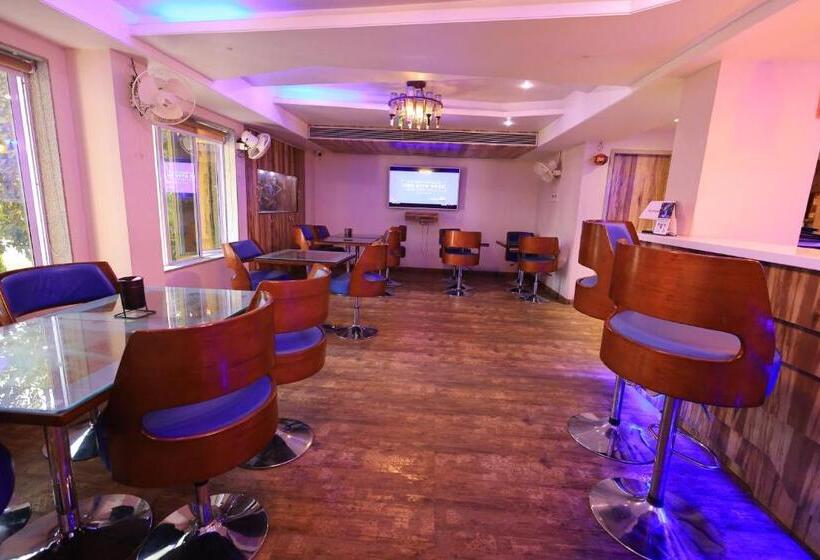 Отель Rs Exclusive Stay & Fine Dine   Near To Akola Junction