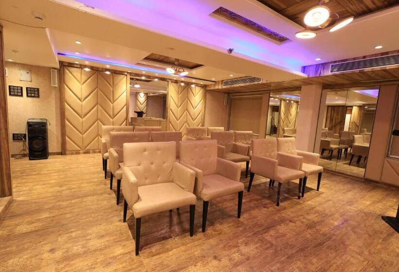 ホテル Rs Exclusive Stay & Fine Dine   Near To Akola Junction