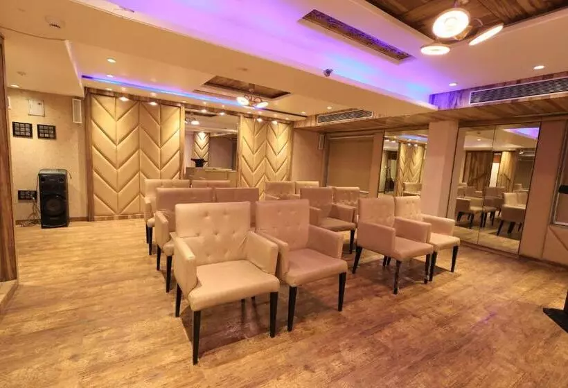 ホテル Rs Exclusive Stay & Fine Dine   Near To Akola Junction