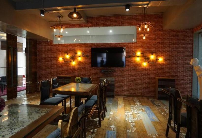 ホテル Rs Exclusive Stay & Fine Dine   Near To Akola Junction