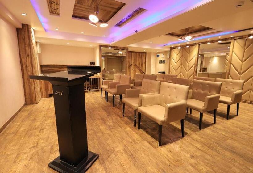 ホテル Rs Exclusive Stay & Fine Dine   Near To Akola Junction