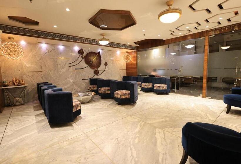 Отель Rs Exclusive Stay & Fine Dine   Near To Akola Junction