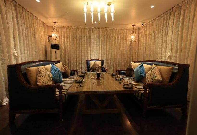 ホテル Rs Exclusive Stay & Fine Dine   Near To Akola Junction