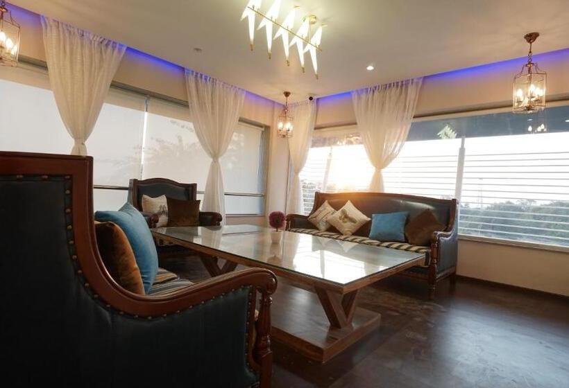 ホテル Rs Exclusive Stay & Fine Dine   Near To Akola Junction