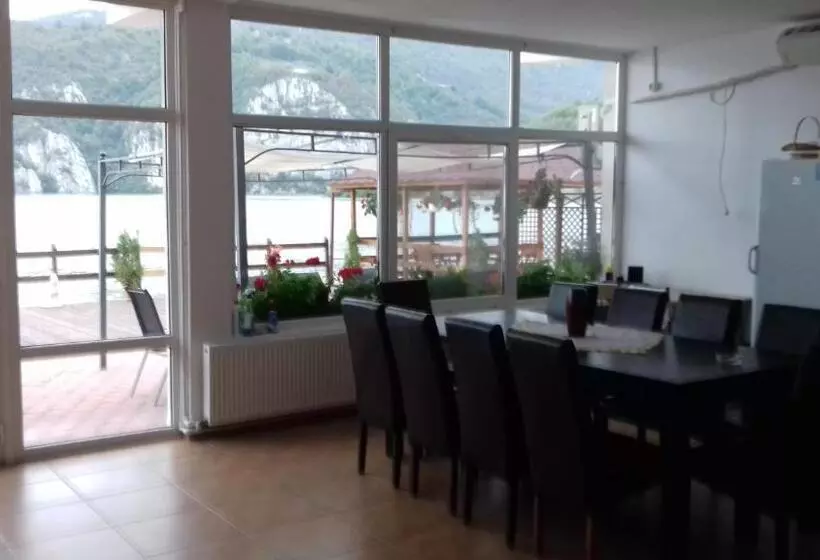 ペンション Casa Adrian