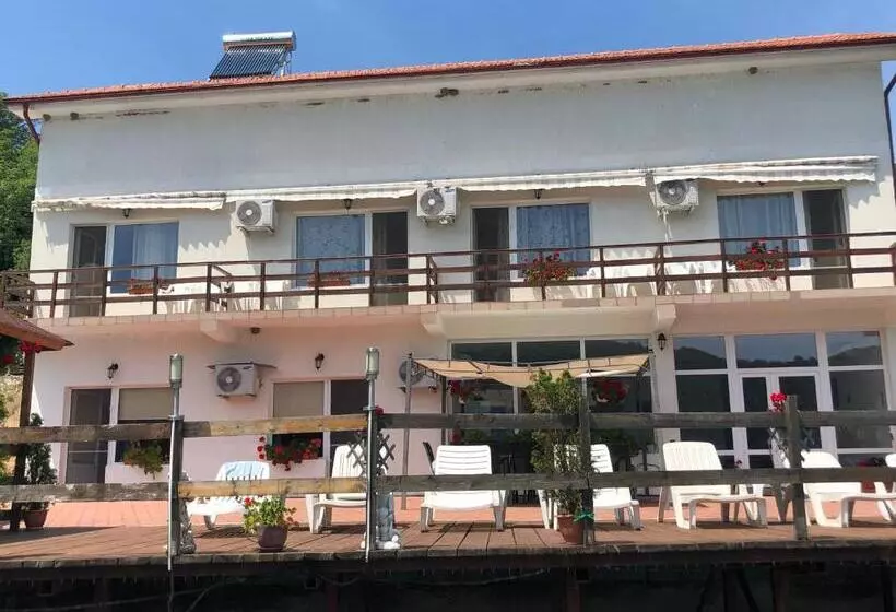 ペンション Casa Adrian