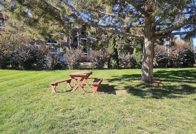 בית מלון כפרי Broadway Inn Conference Center