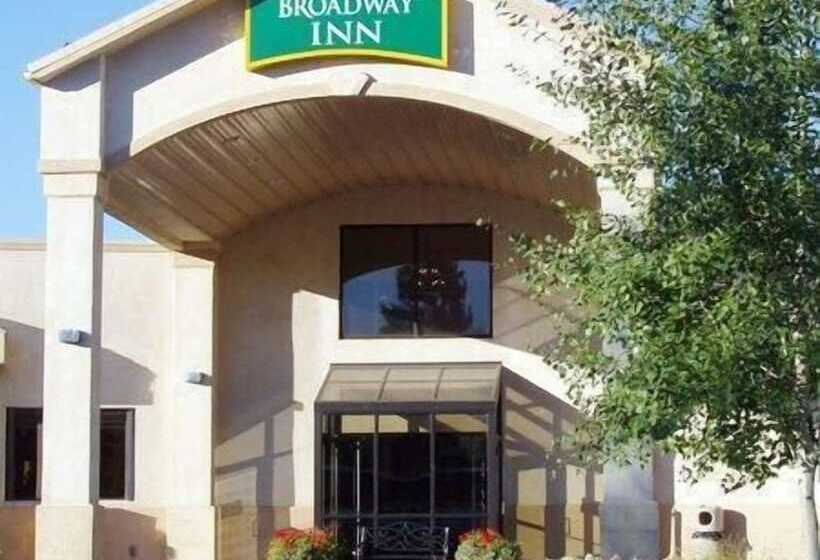 בית מלון כפרי Broadway Inn Conference Center