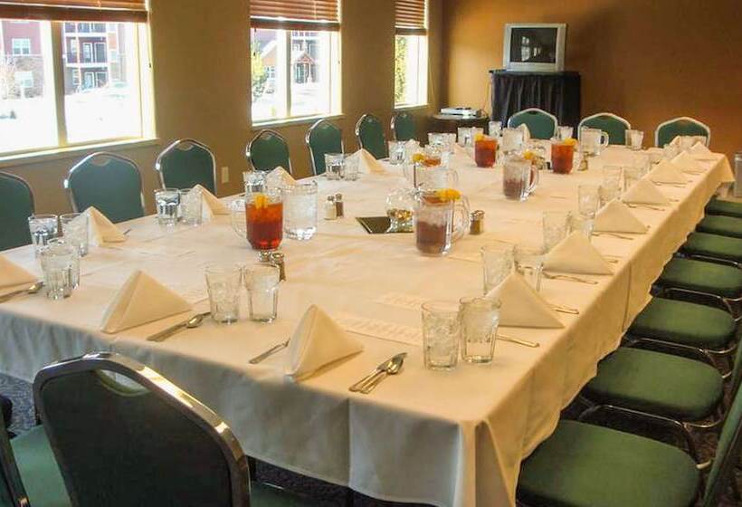 בית מלון כפרי Broadway Inn Conference Center