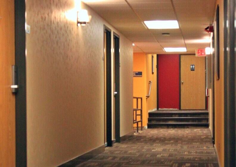 בית מלון כפרי Broadway Inn Conference Center