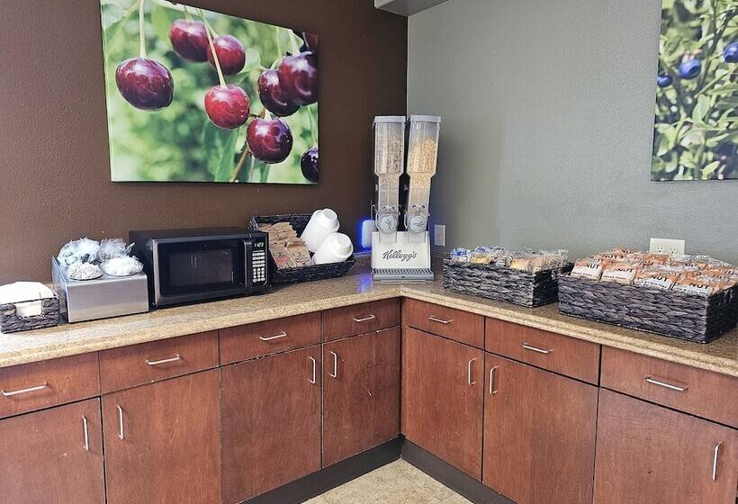 בית מלון כפרי Broadway Inn Conference Center