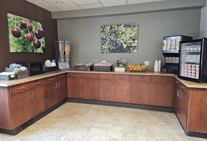 בית מלון כפרי Broadway Inn Conference Center