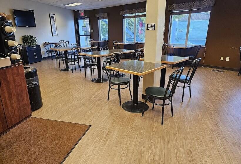 בית מלון כפרי Broadway Inn Conference Center