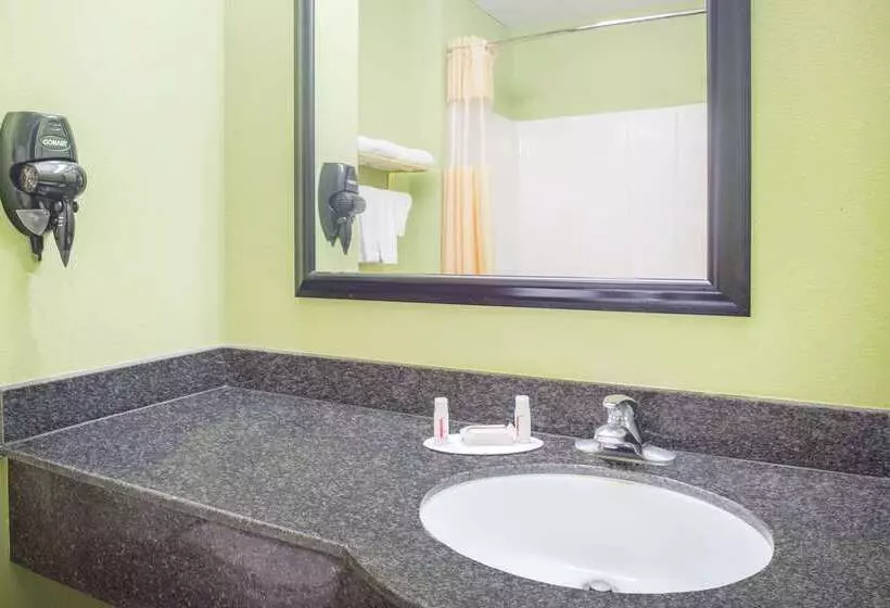 Отель Days Inn & Suites By Wyndham Swainsboro