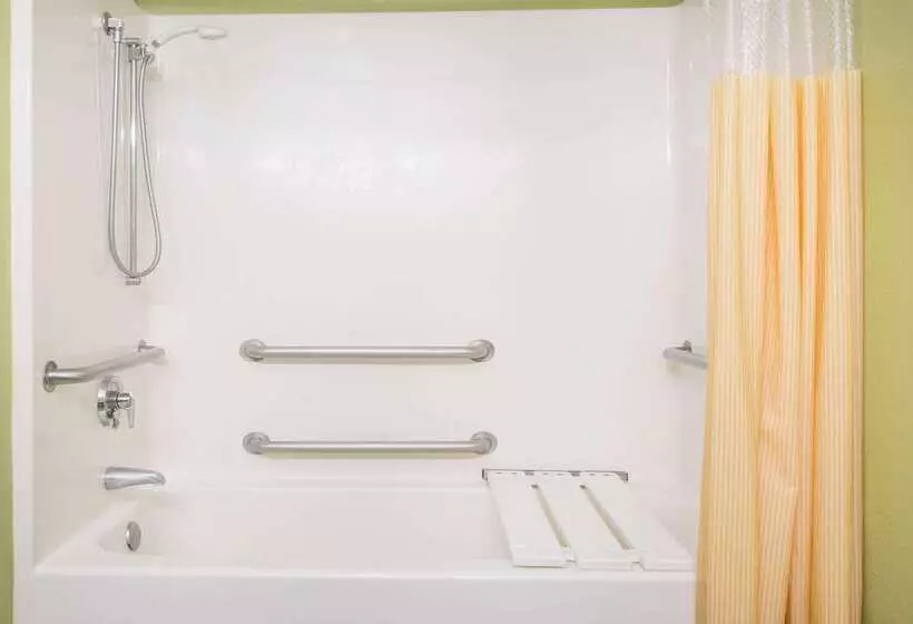 Отель Days Inn & Suites By Wyndham Swainsboro