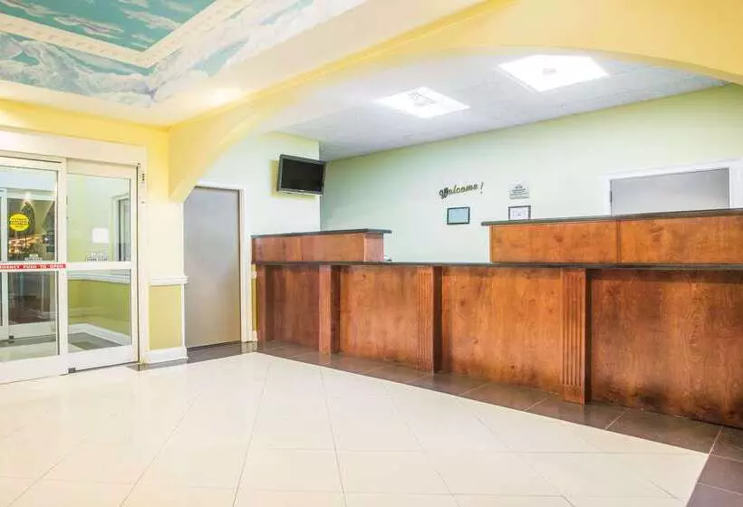 Отель Days Inn & Suites By Wyndham Swainsboro