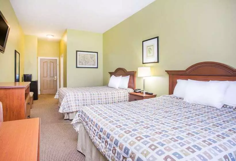 Отель Days Inn & Suites By Wyndham Swainsboro