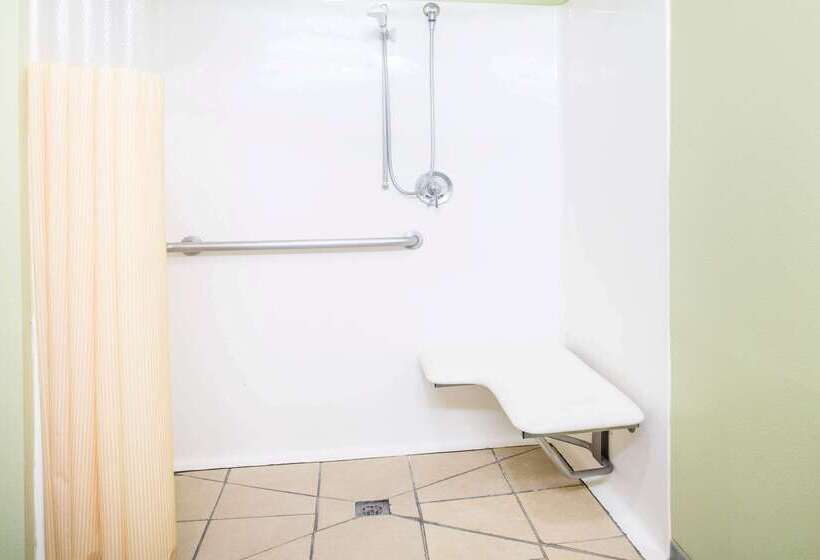 Отель Days Inn & Suites By Wyndham Swainsboro