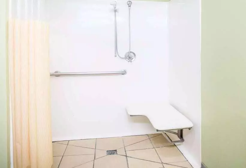 Отель Days Inn & Suites By Wyndham Swainsboro