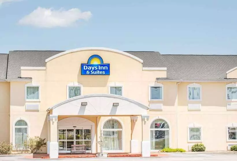 Отель Days Inn & Suites By Wyndham Swainsboro