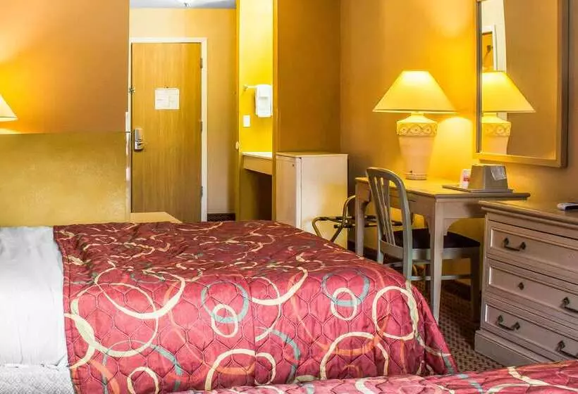 فندق Econo Lodge Inn & Suites