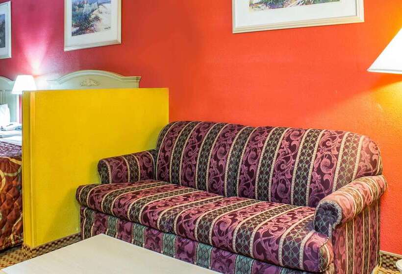 فندق Econo Lodge Inn & Suites