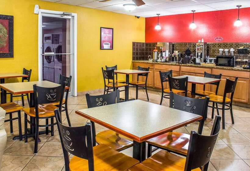 فندق Econo Lodge Inn & Suites